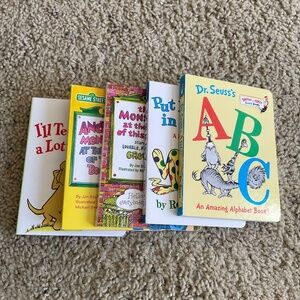 Dr. Seuss +more Book Bundle:5 books Make sure you bundle and save!!⭐️⭐️⭐️⭐️📚